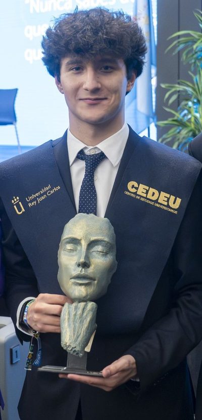 Hugo del Castillo con el Premio a la Excelencia Académica