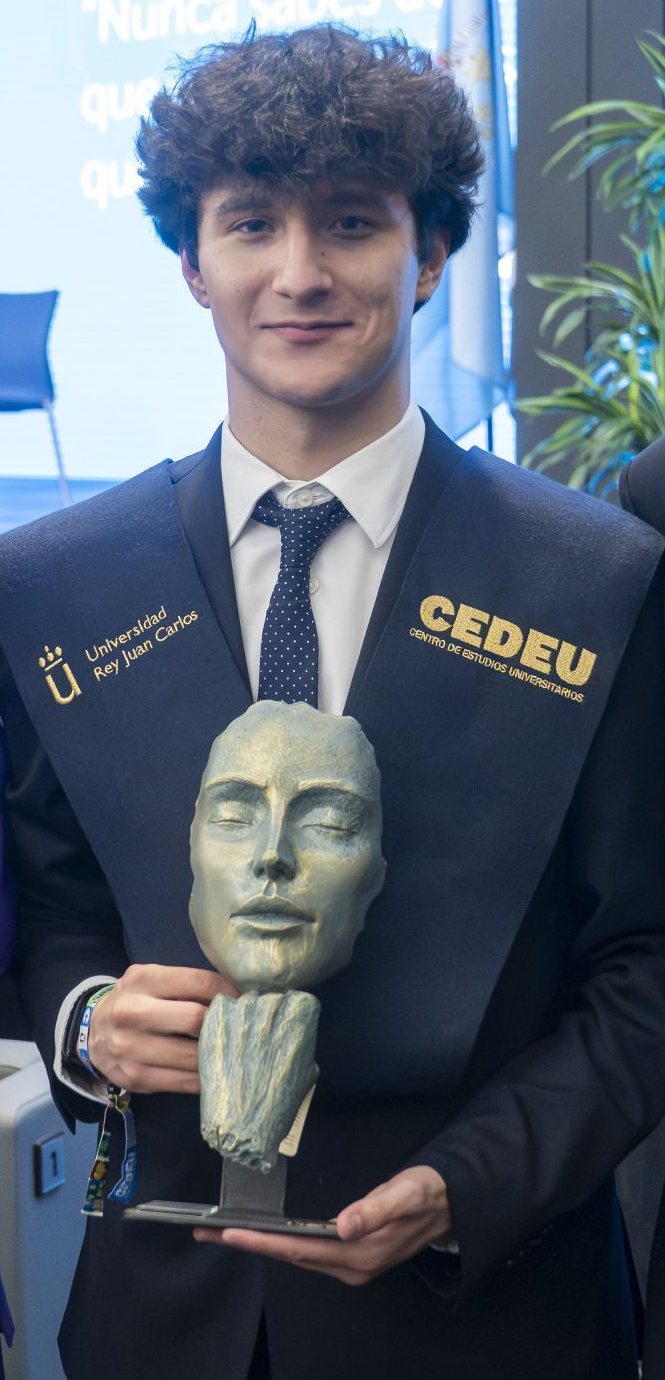 Hugo del Castillo con el Premio a la Excelencia Académica